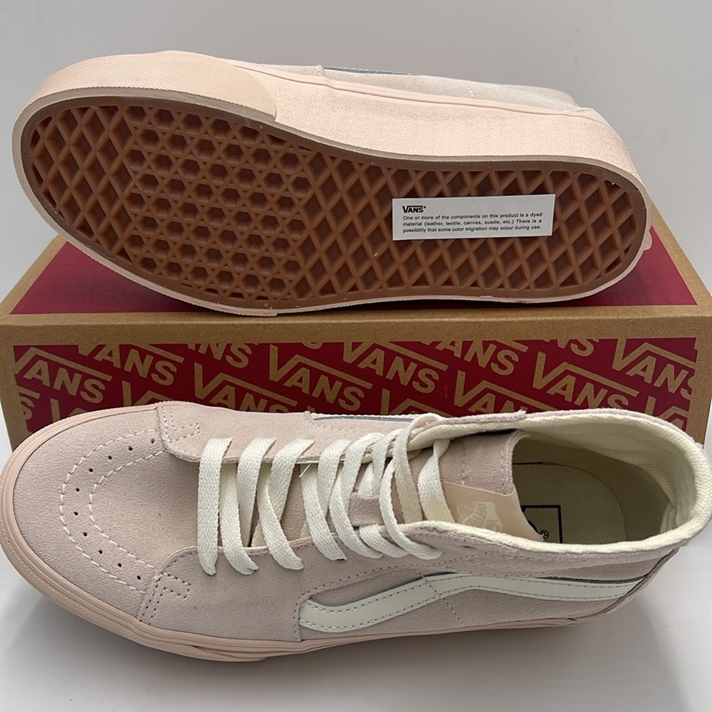 Vans WMNS Sk8-Hi Tapered Stacked Suede Shell
VN0A5JMKBXO
Platforms Sneakers - Picture 3 of 16